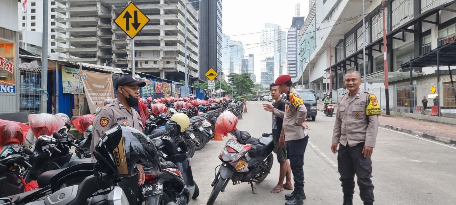 Halo Dunia News : Parkir Liar Pungut Tarif Tak Wajar, Warga Lapor 110 Polisi